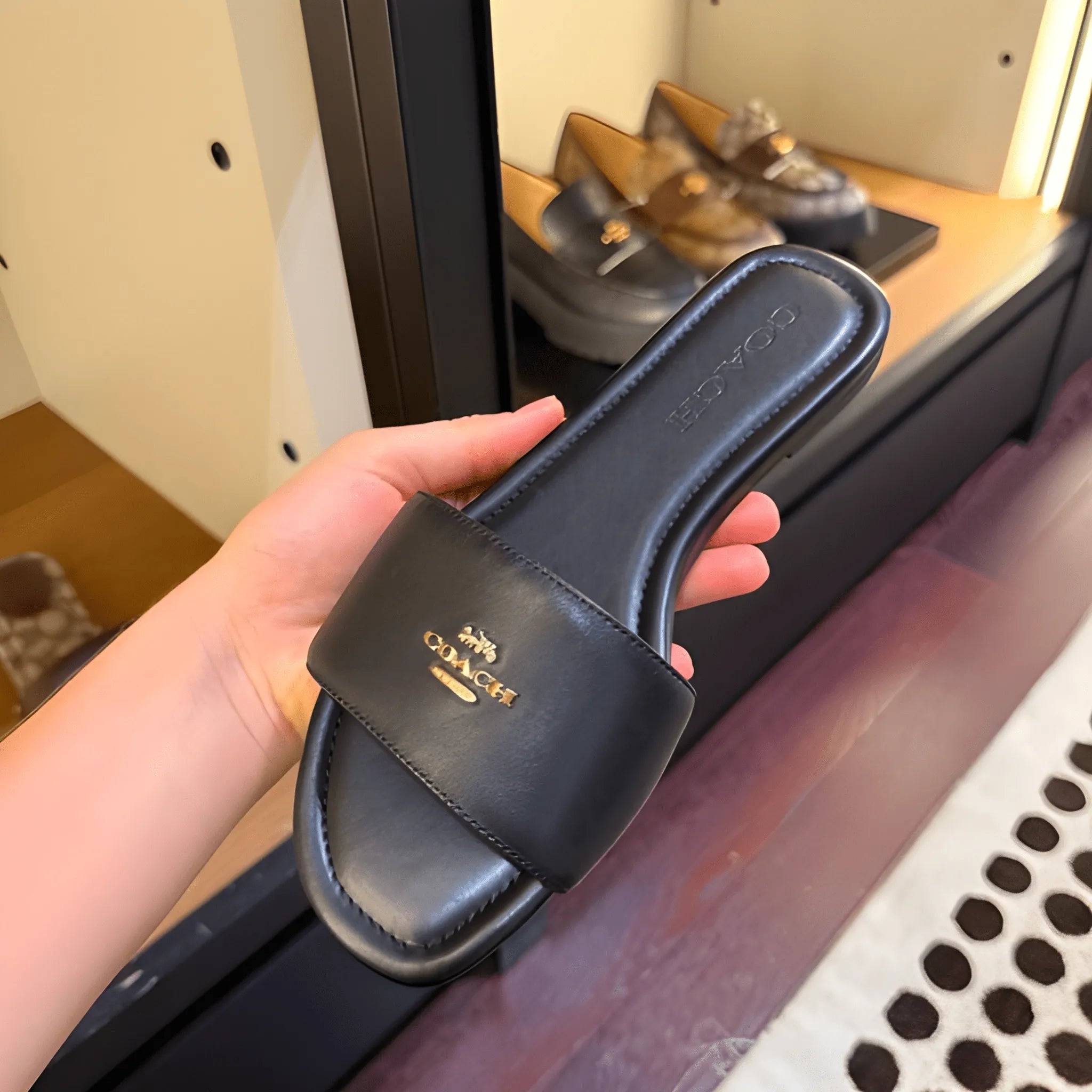 Signature Emblem Pointed Flat - Black