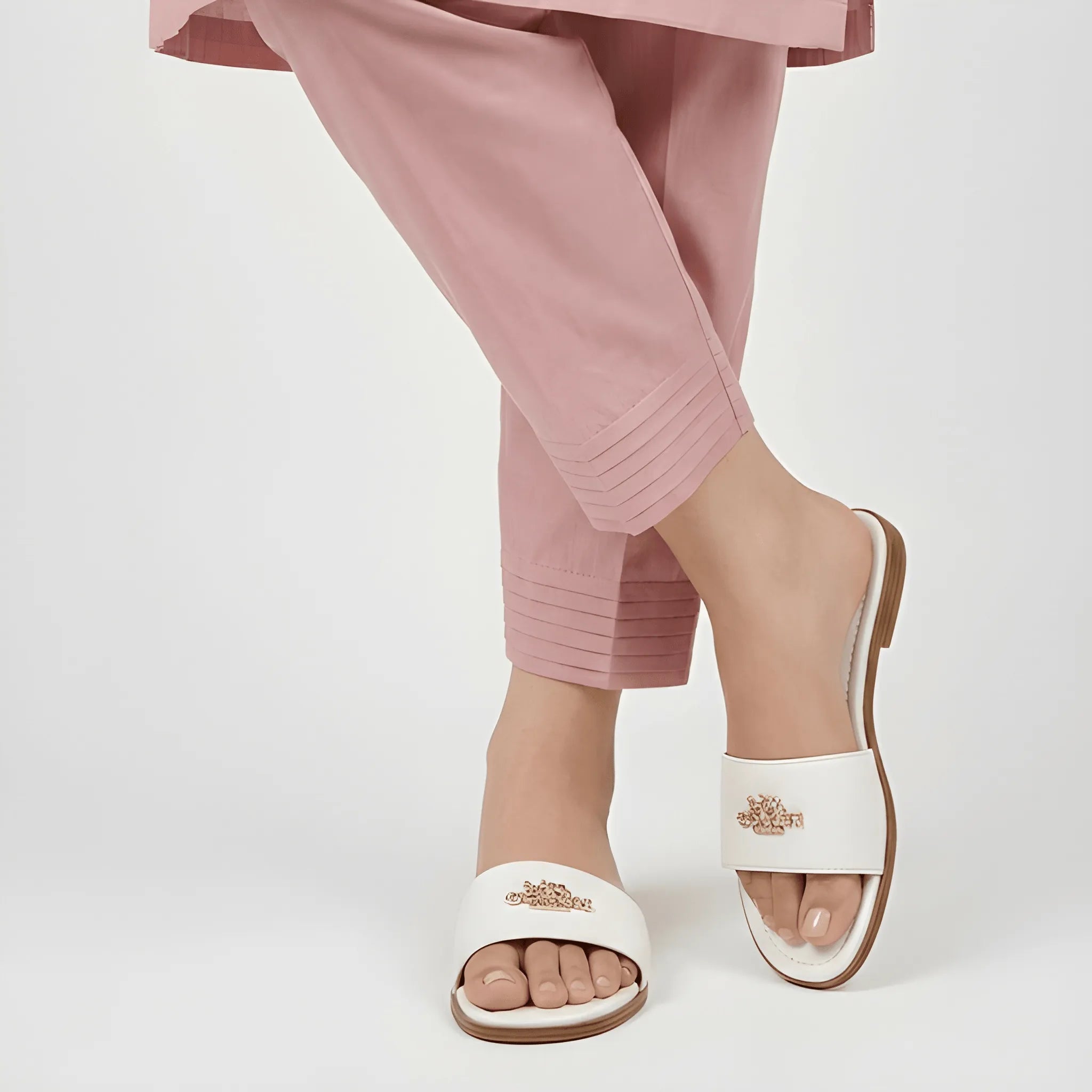 Signature Emblem Pointed Flat - White