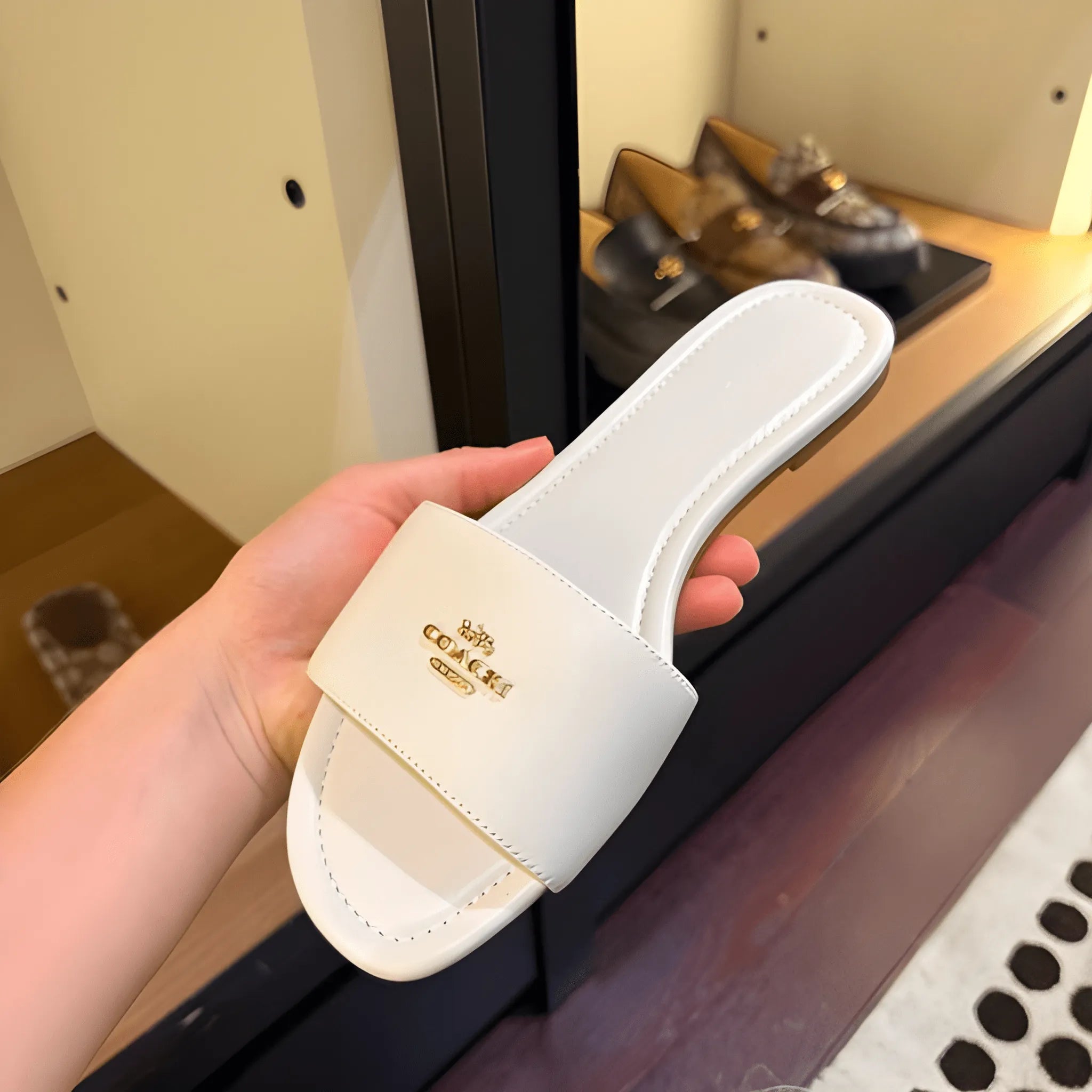 Signature Emblem Pointed Flat - White