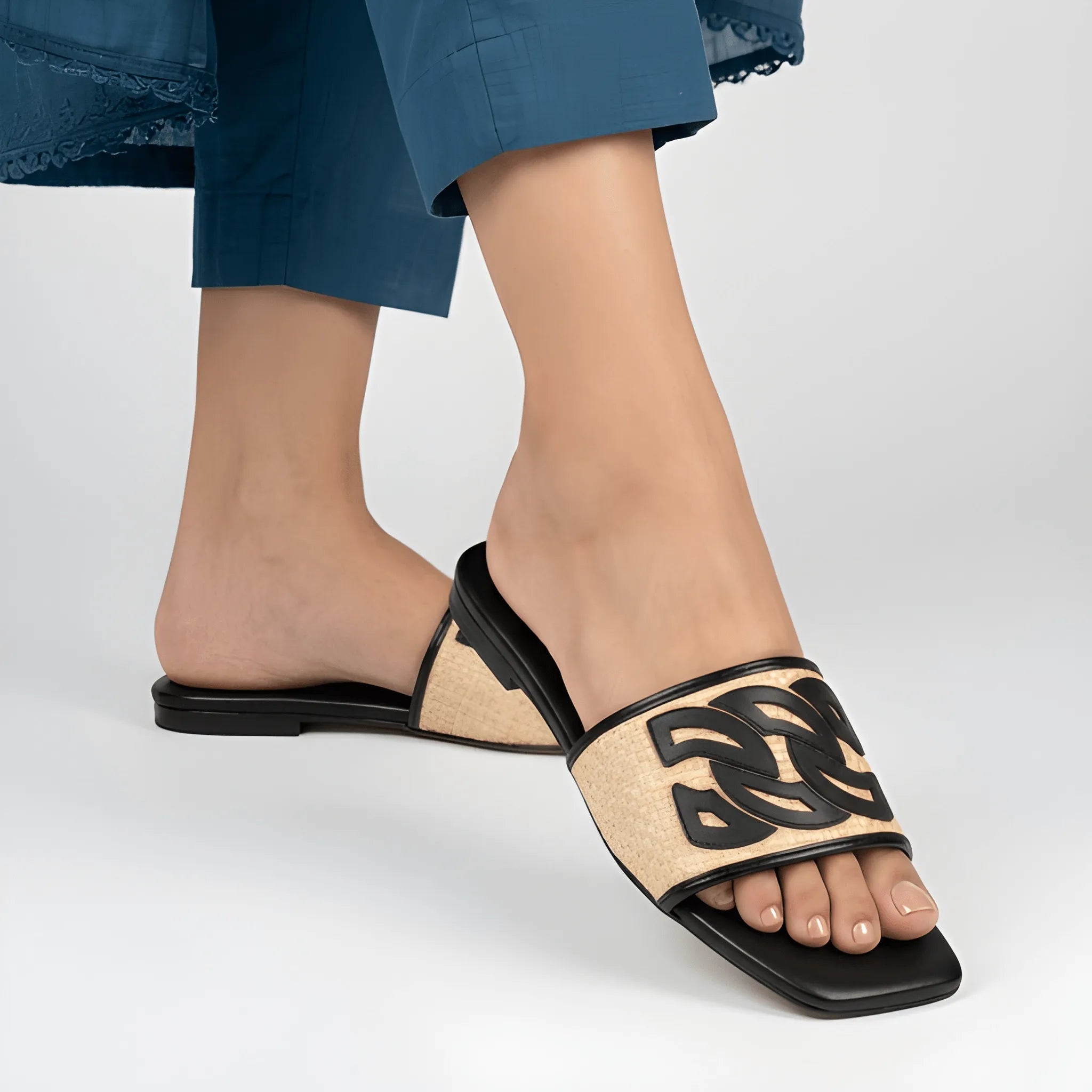 The Blade-Accent Pointed Flat - Black