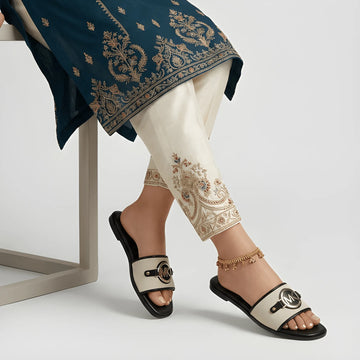 The Signature Medallion Flat - Black