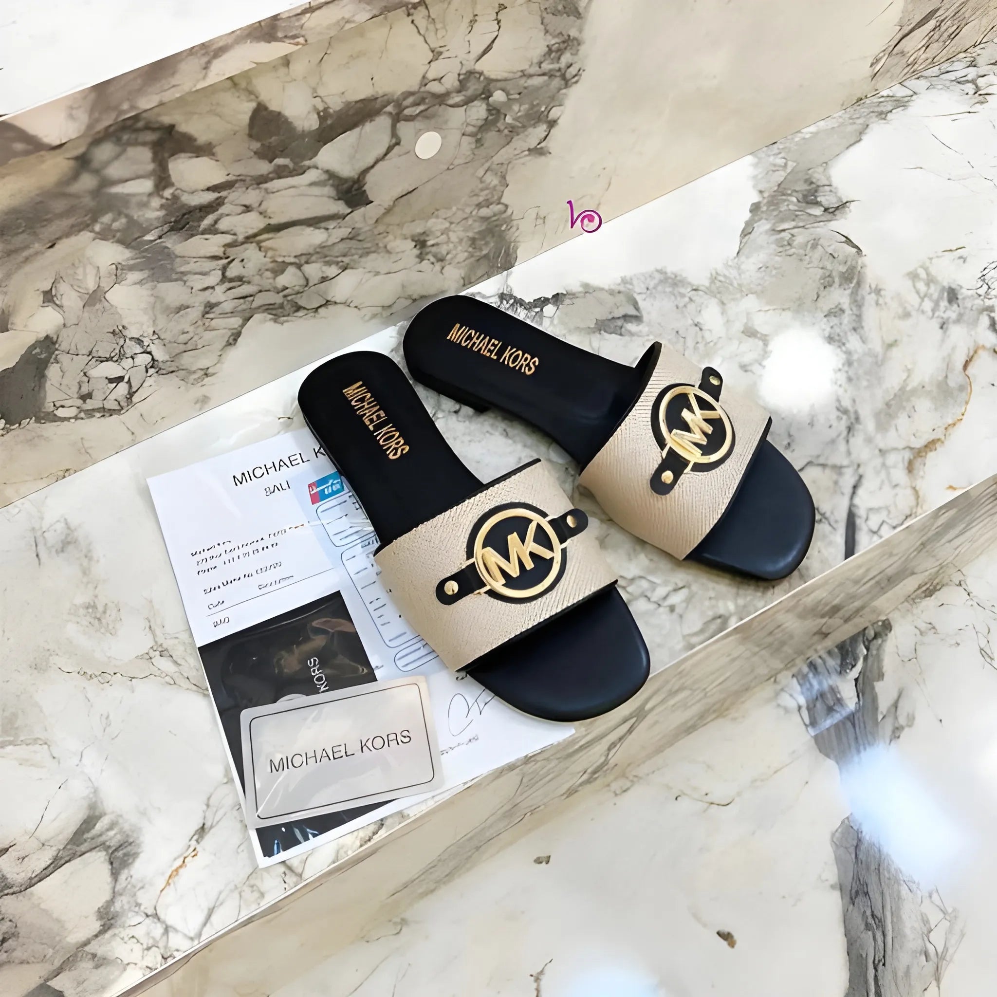 The Signature Medallion Flat - Black