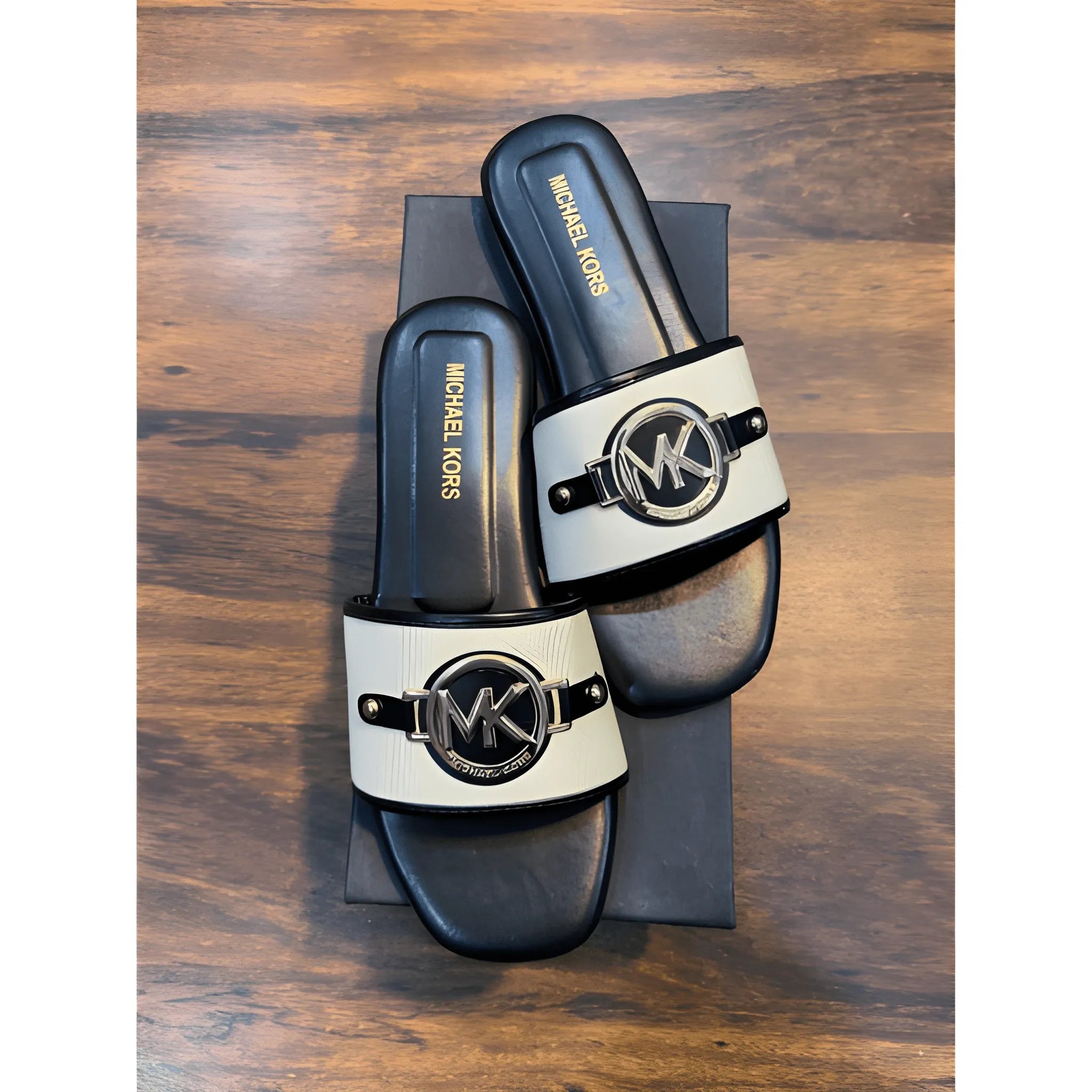 The Signature Medallion Flat - Black