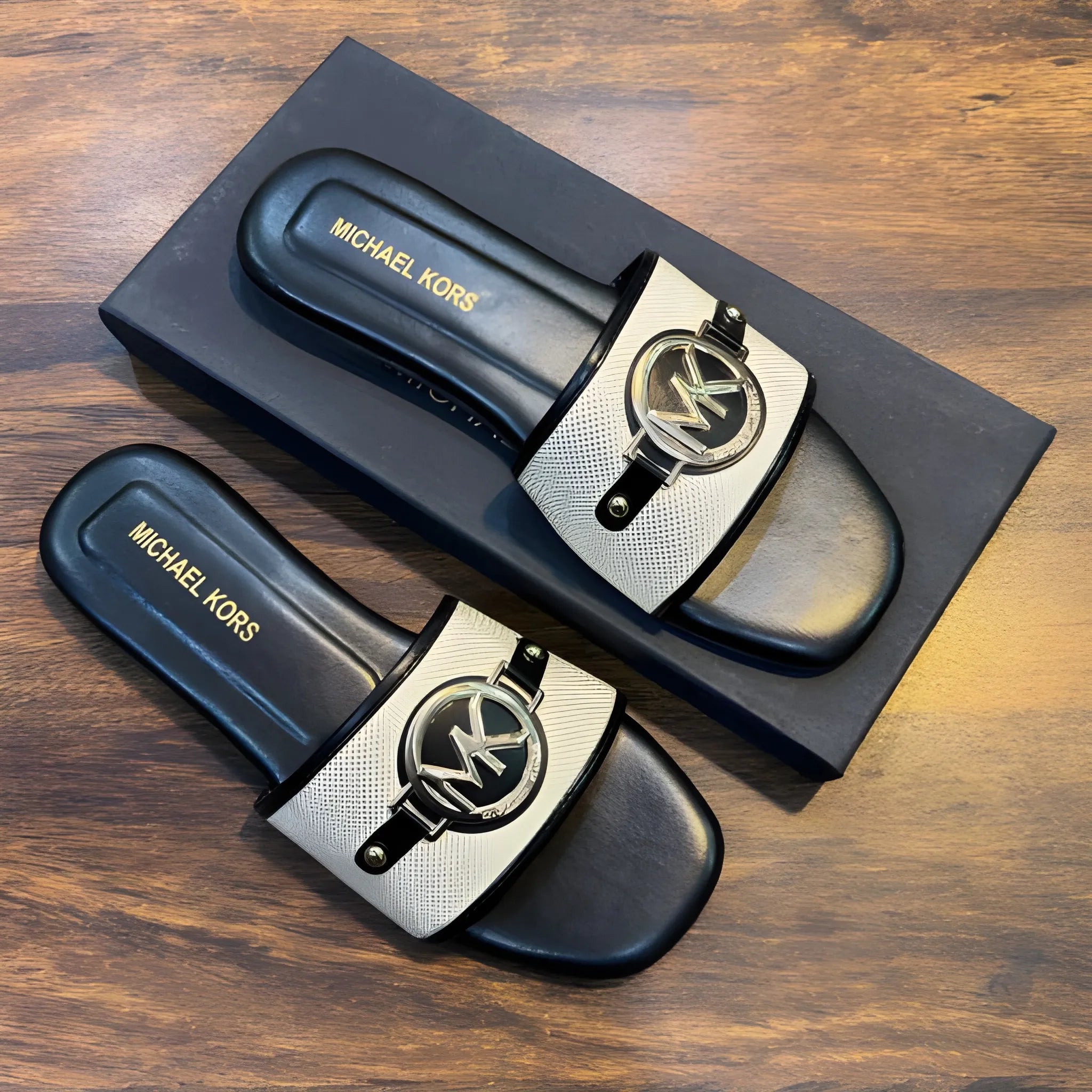 The Signature Medallion Flat - Black