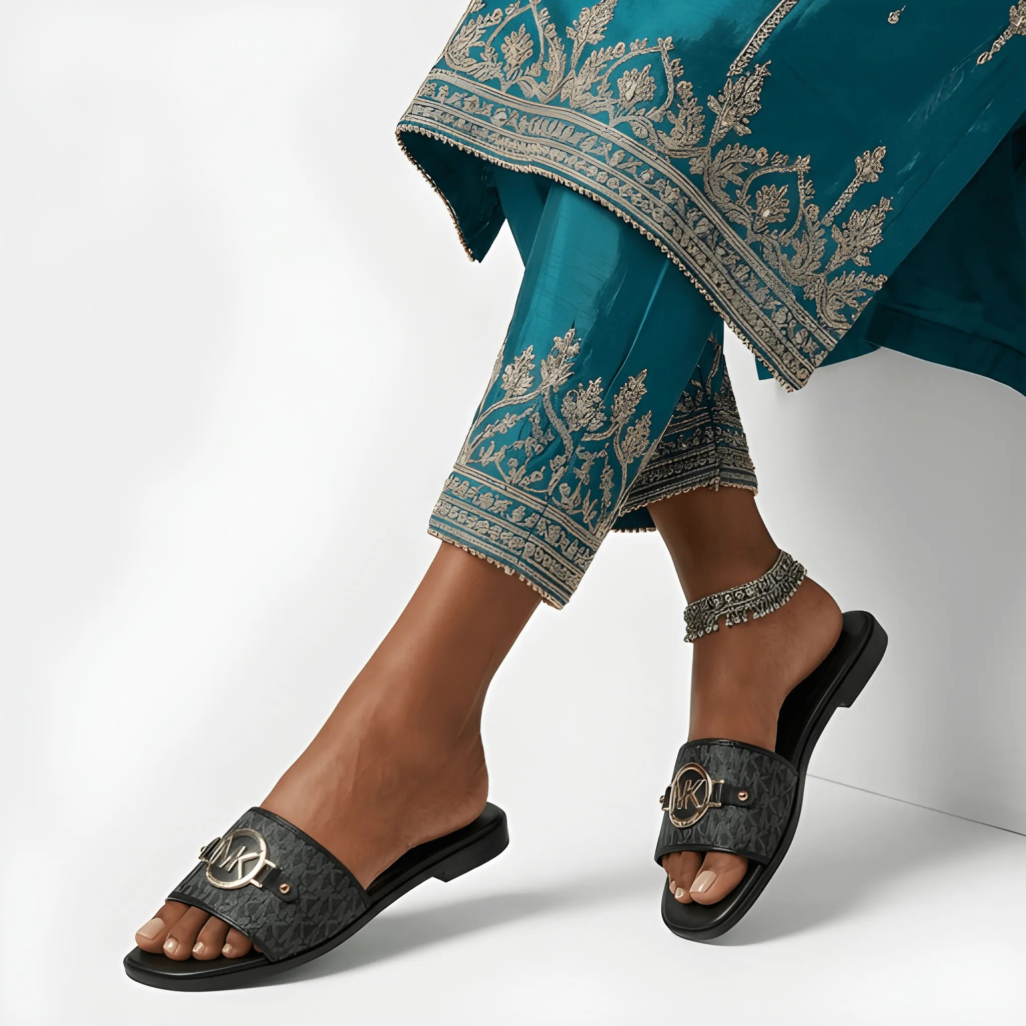 The Signature Medallion Flat - Black New