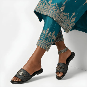 The Signature Medallion Flat - Black New