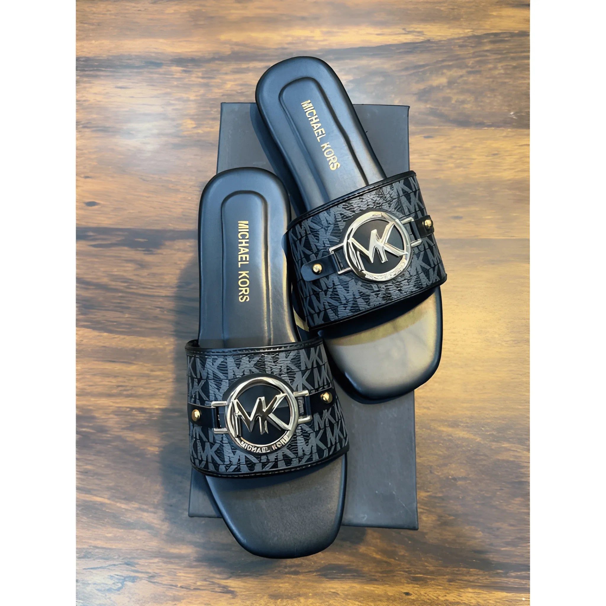The Signature Medallion Flat - Black New