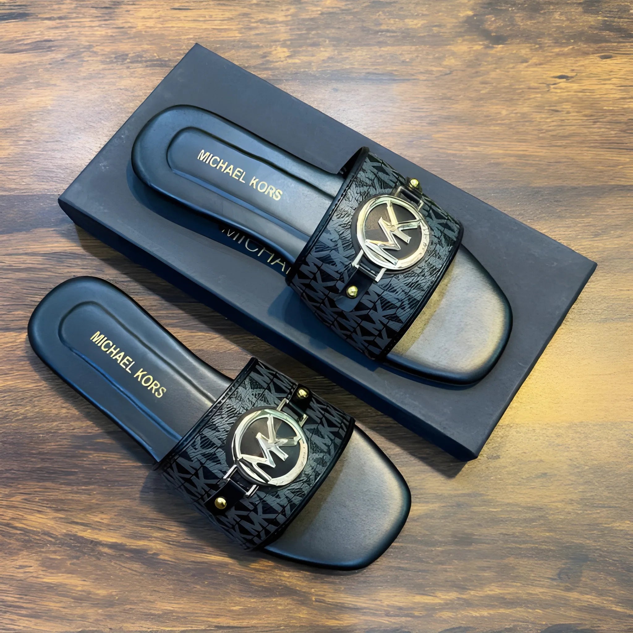 The Signature Medallion Flat - Black New