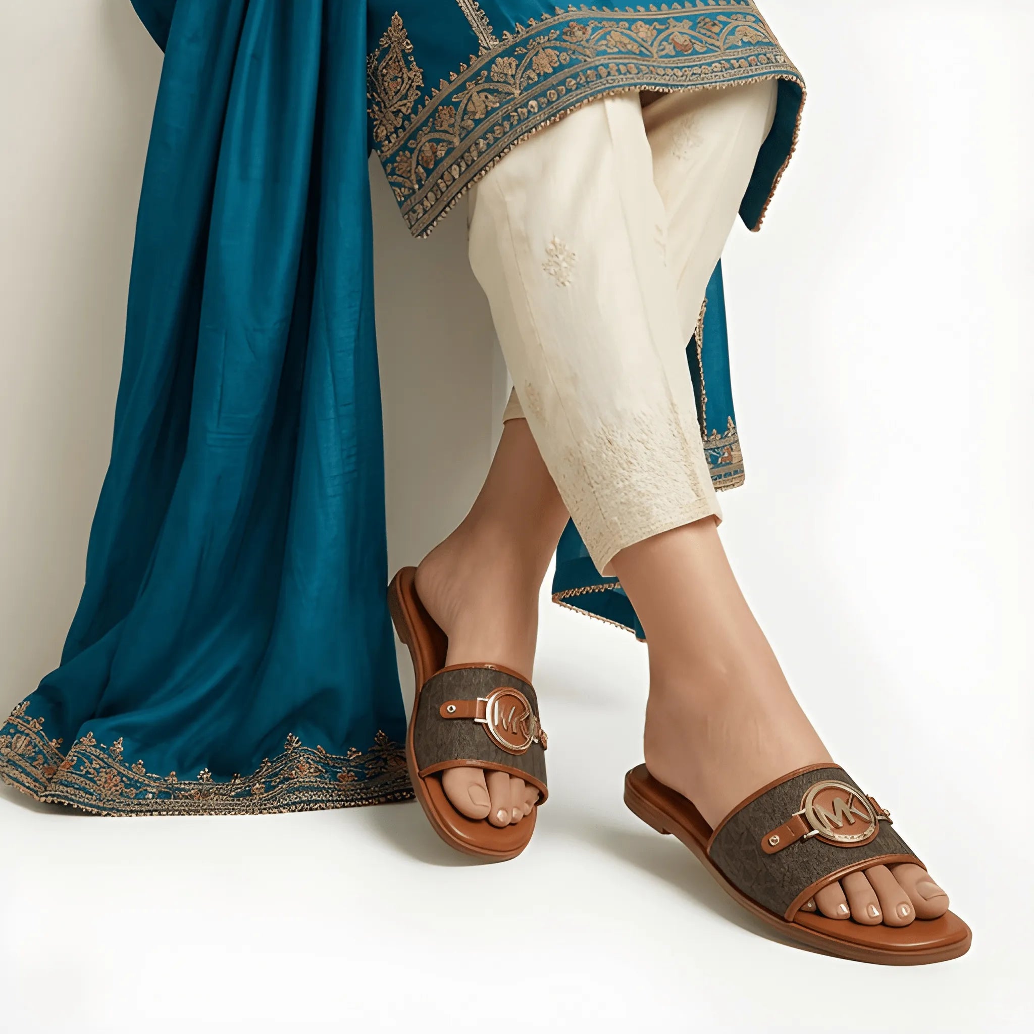 The Signature Medallion Flat - Brown